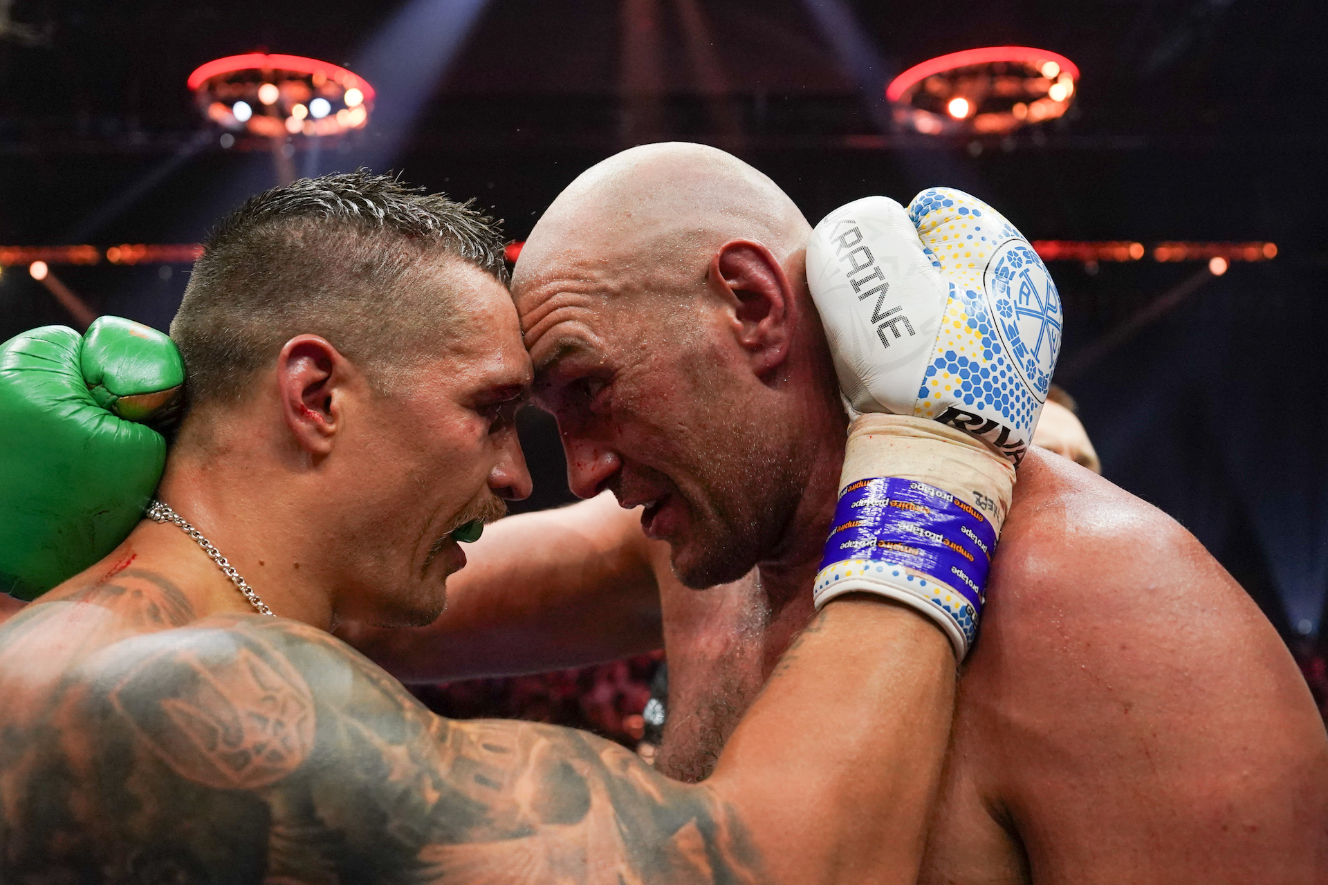 Усик побил Фьюри, Беринчик одолел Наваррете: фото фото - Усик побил Фьюри, Беринчик одолел Наваррете: фото