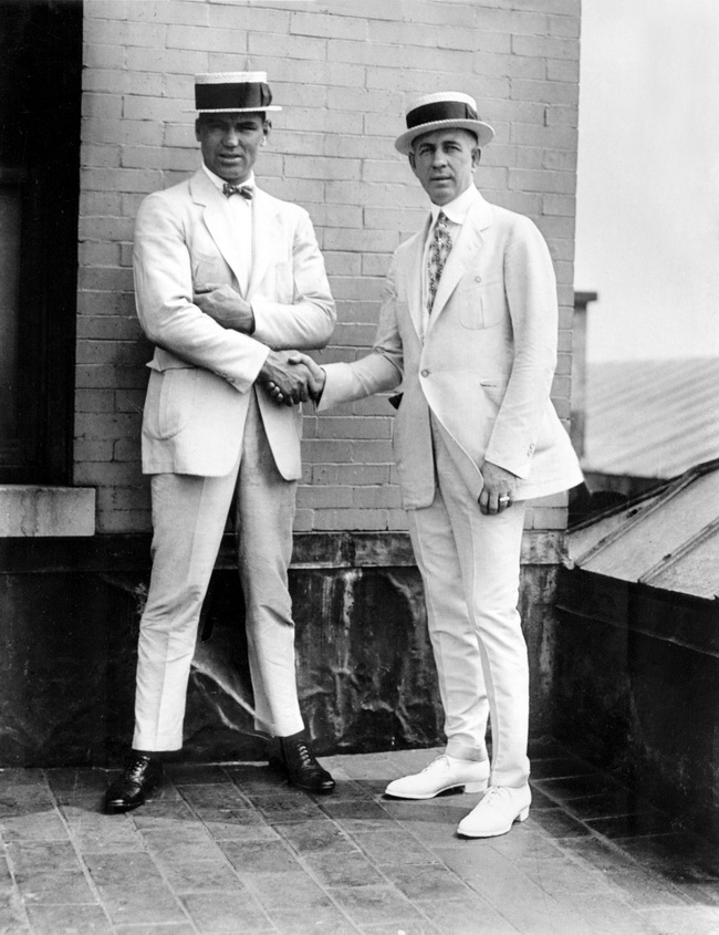 Heavyweight boxing champion Jack Dempsey, left, is greeted by manager Jack Kearns upon his arrival from Chicago, Ill., to New York City on Aug. 3, 1923. 1 Дэмпси Кернс.jpg